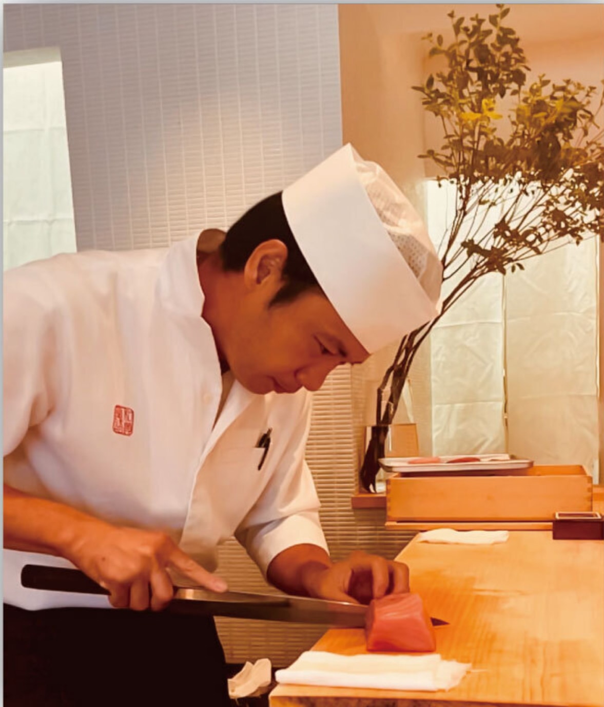 カウンターで魚を仕込む総料理長 難波智彦