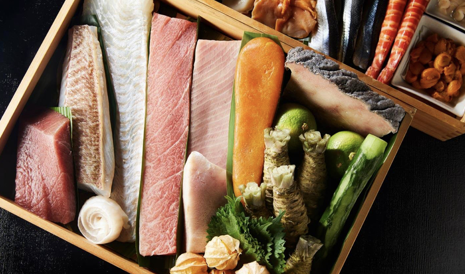 木箱に並んだ旬のネタ。鮪・白身・のどぐろ・雲丹・海老・生わさび